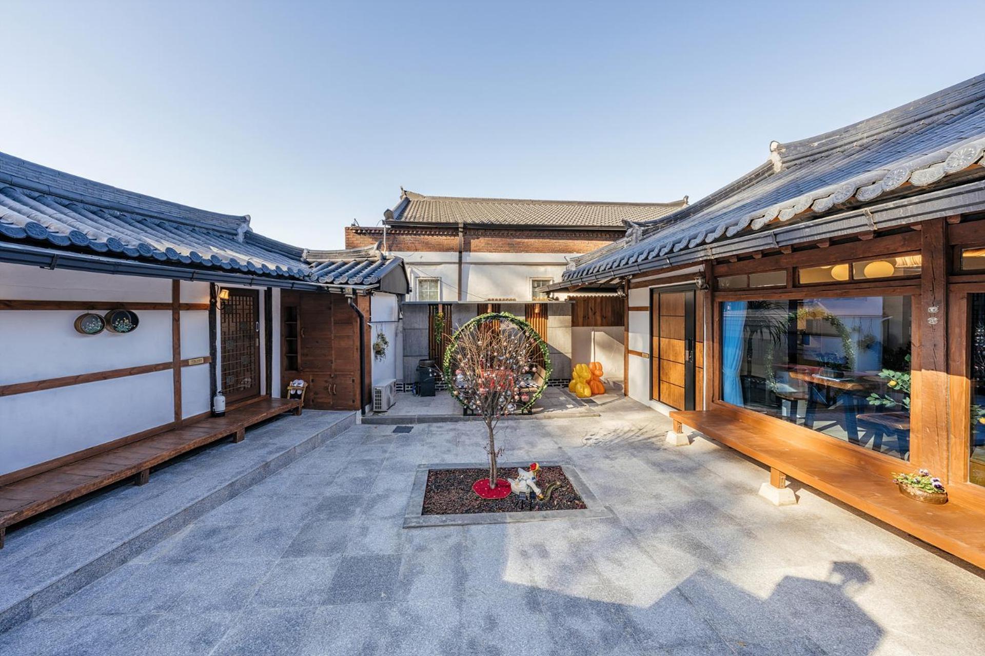 And Spring Hotel Jeonju Buitenkant foto